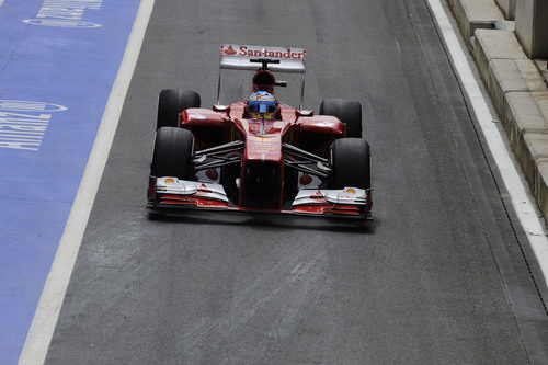 Fernando Alonso regresa al 'pit-lane' de Silverstone