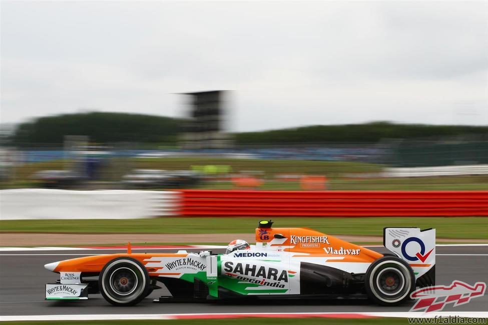 Adrian Sutil afronta la recta en Silverstone