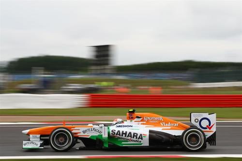 Adrian Sutil afronta la recta en Silverstone