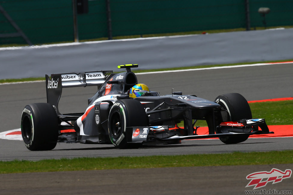 Esteban Gutiérrez afronta una curva de Silverstone