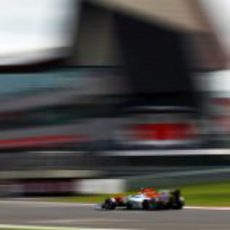 Adrian Sutil toma la última curva del circuito de Silverstone