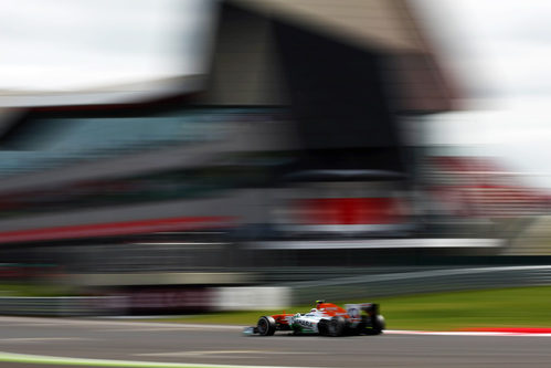 Adrian Sutil toma la última curva del circuito de Silverstone