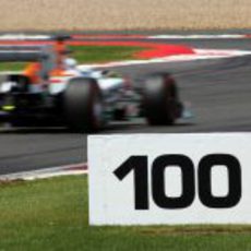 Paul di Resta, a punto de negociar una curva en Silverstone