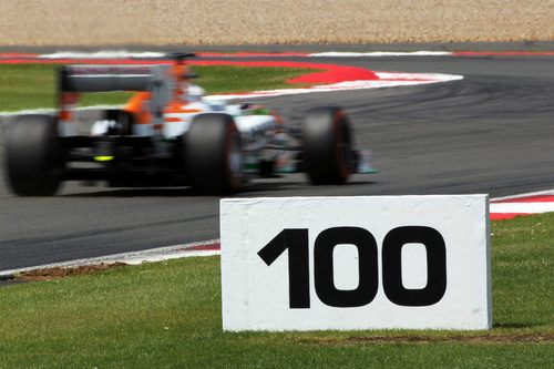 Paul di Resta, a punto de negociar una curva en Silverstone