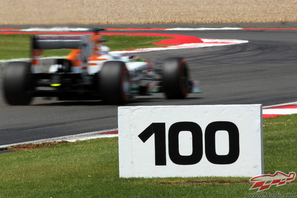 Paul di Resta, a punto de negociar una curva en Silverstone