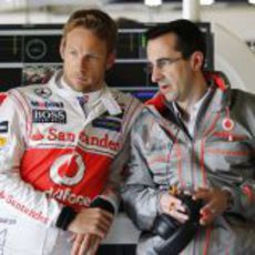 Jenson Button habla con Dave Robson