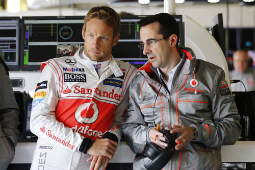 Jenson Button habla con Dave Robson