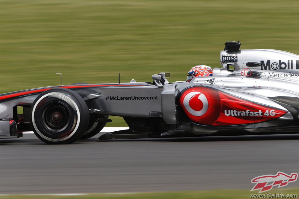 Jenson Button rueda en los Libres 3 de Silverstone