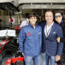 Emerson Fittipaldi posa con su nieto en el box de McLaren