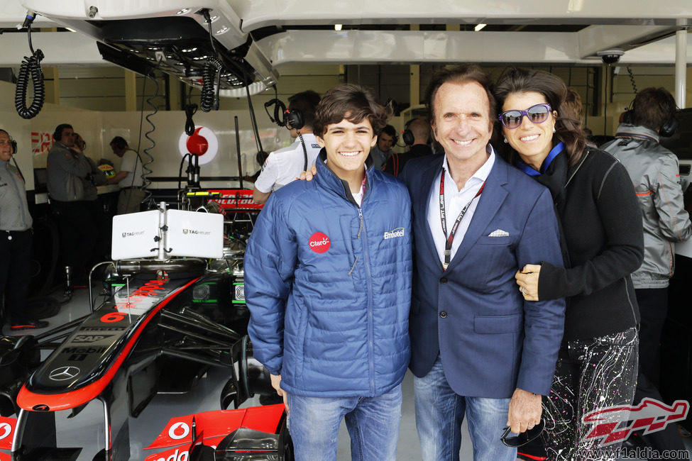 Emerson Fittipaldi posa con su nieto en el box de McLaren