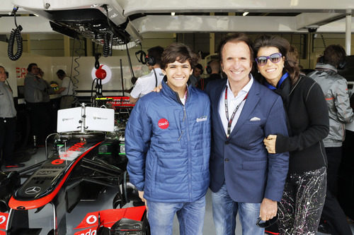 Emerson Fittipaldi posa con su nieto en el box de McLaren