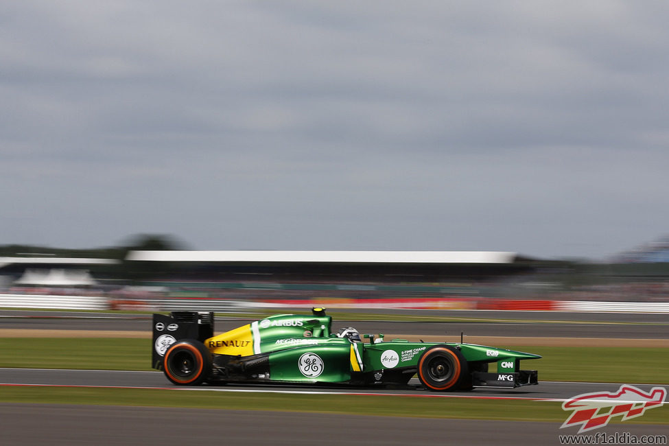 Giedo van der Garde a toda velocidad con su CT03 con duros