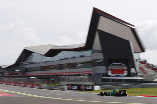 Charles Pic a por otra de las curvas del trazado de Silverstone