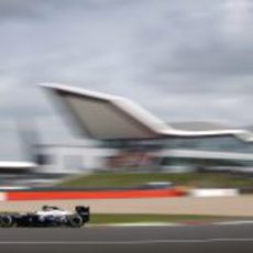 Valtteri Bottas pasa por una de las curvas del trazado de Silverstone