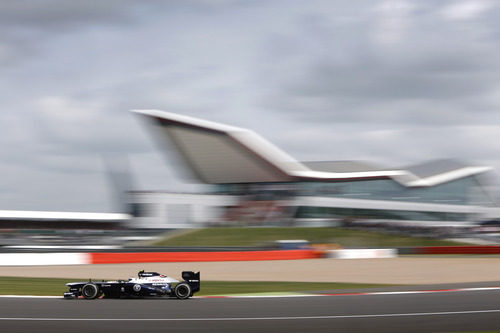 Valtteri Bottas pasa por una de las curvas del trazado de Silverstone