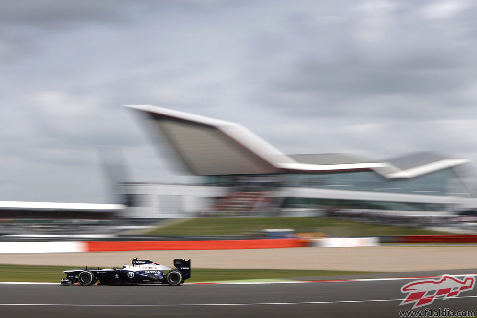 Valtteri Bottas pasa por una de las curvas del trazado de Silverstone