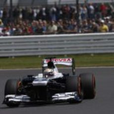 Pastor Maldonado con las abarrotadas gradas de Silverstone