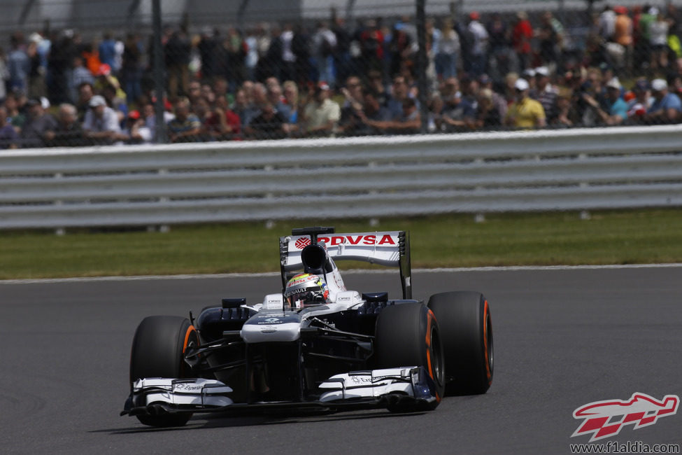 Pastor Maldonado con las abarrotadas gradas de Silverstone