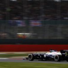 Pastor Maldonado rueda los medios en el trazado de Silverstone