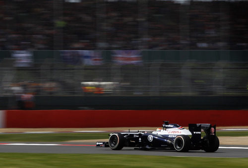 Pastor Maldonado rueda los medios en el trazado de Silverstone