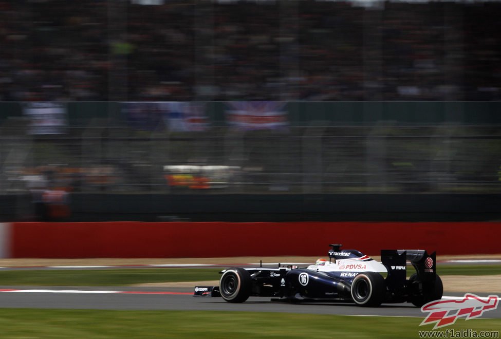 Pastor Maldonado rueda los medios en el trazado de Silverstone