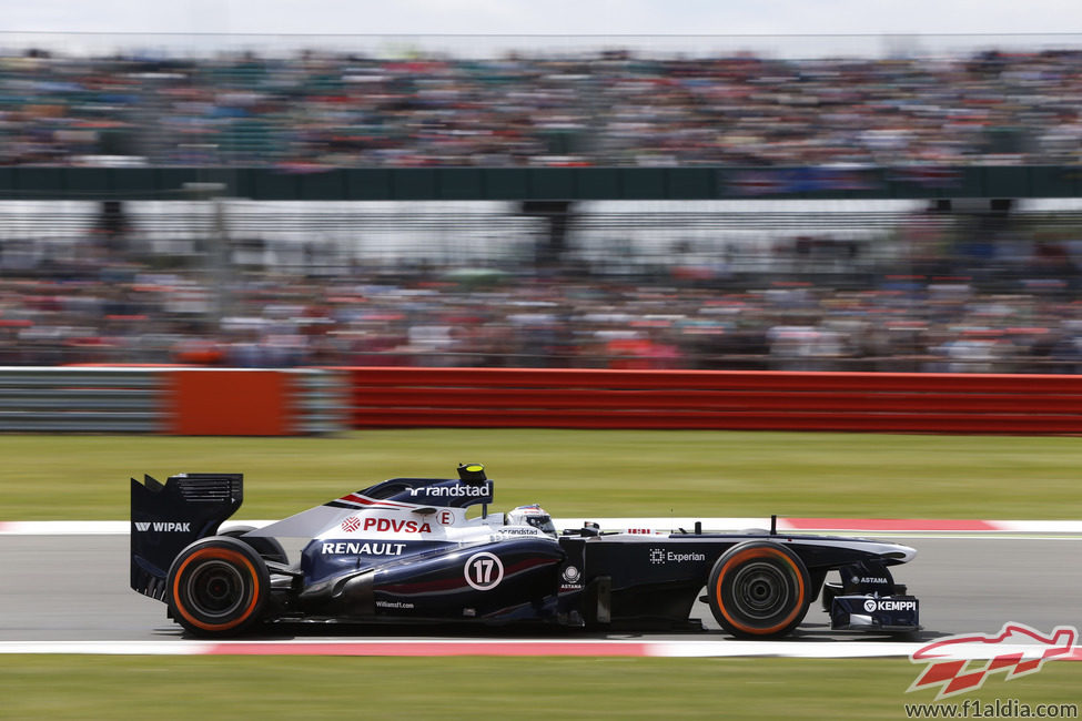 Valtteri Bottas a toda velocidad con los neumáticos duros