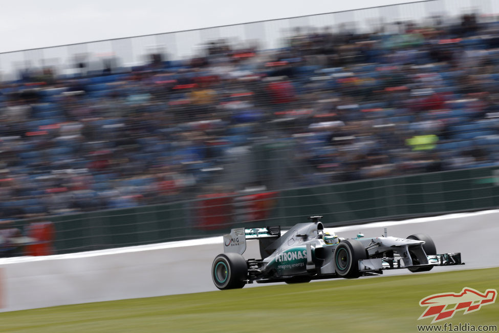 Nico Rosberg rueda con el neumático medio