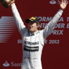 Nico Rosberg alza el trofeo del ganador