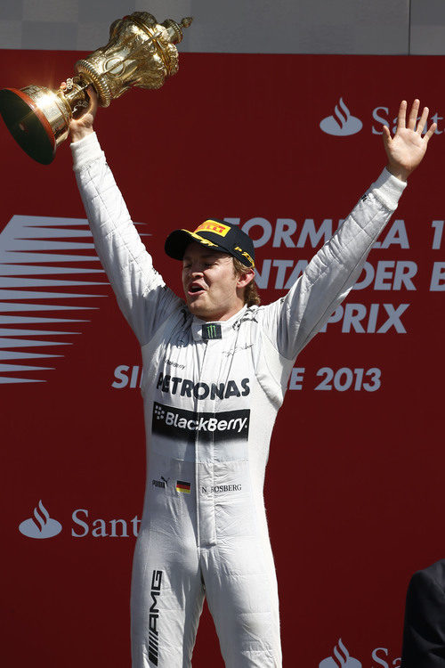 Nico Rosberg alza el trofeo del ganador