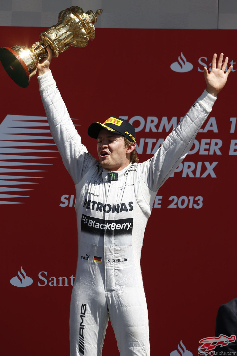 Nico Rosberg alza el trofeo del ganador