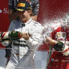 Rosberg y Alonso, bañados en champán