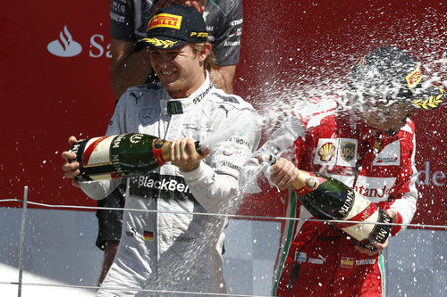 Rosberg y Alonso, bañados en champán