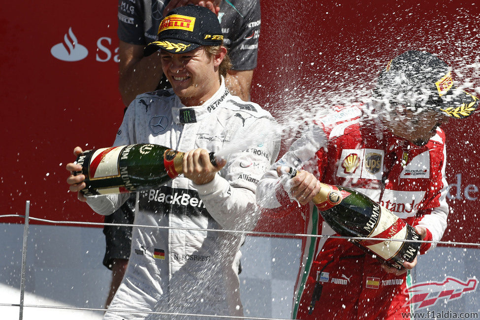 Rosberg y Alonso, bañados en champán