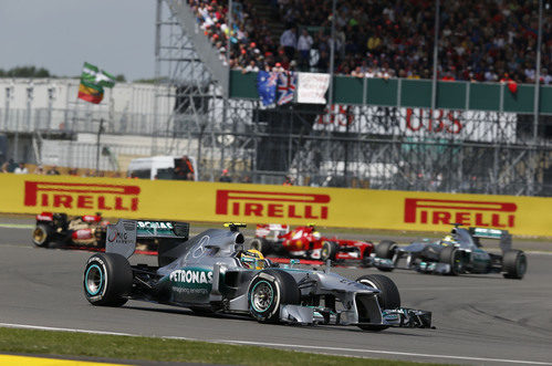 Lewis Hamilton sufrió un reventón de Pirelli