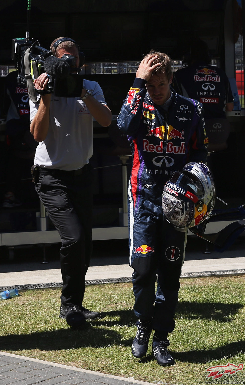 Sebastian Vettel, cabizbajo tras su abandono
