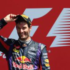 Mark Webber sonríe en el podio de Silverstone