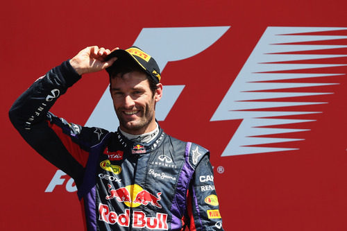 Mark Webber sonríe en el podio de Silverstone