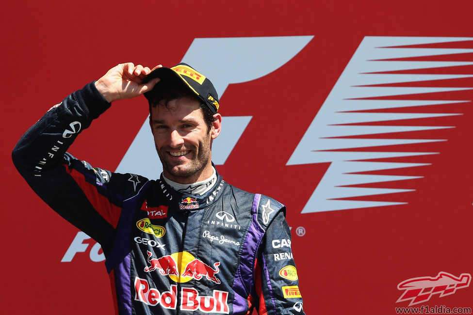 Mark Webber sonríe en el podio de Silverstone