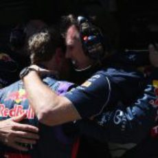 Christian Horner consuela a Sebastian Vettel