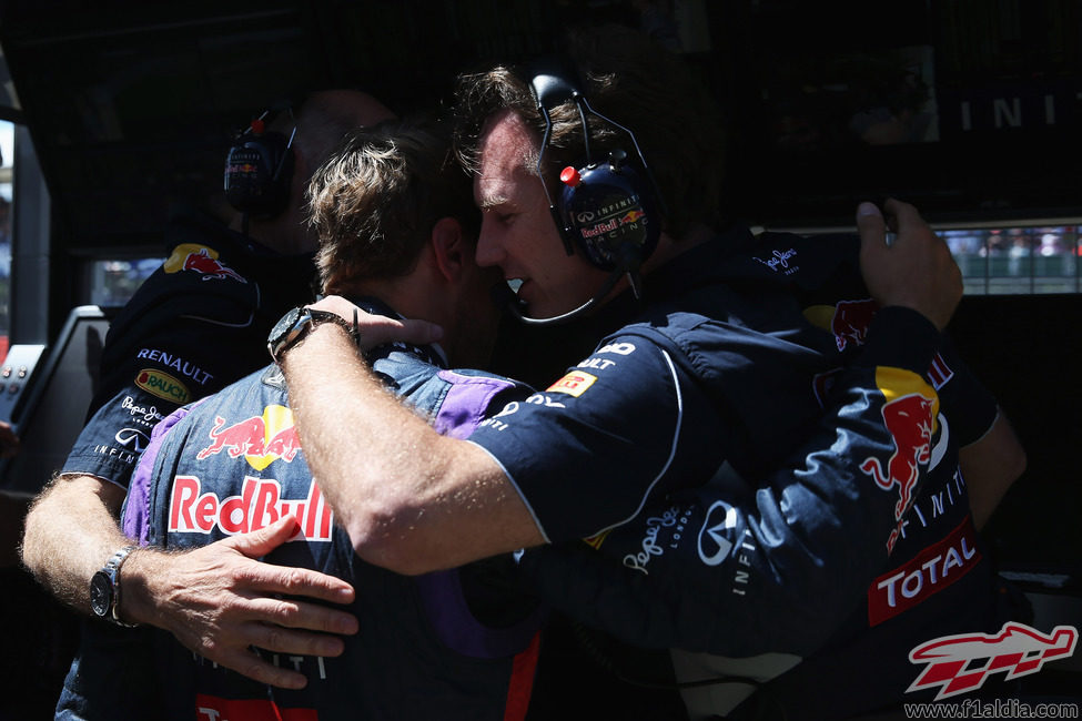 Christian Horner consuela a Sebastian Vettel