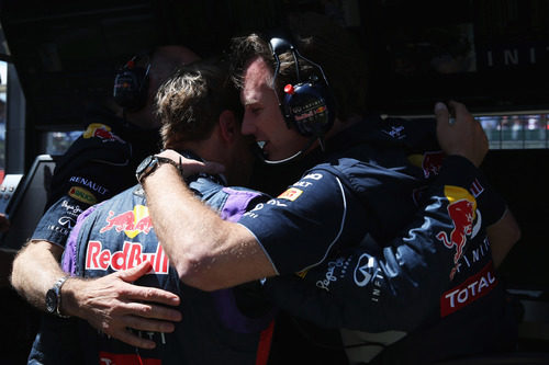 Christian Horner consuela a Sebastian Vettel