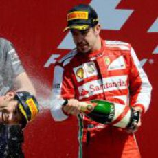 Fernando Alonso baña de champán a Mark Webber