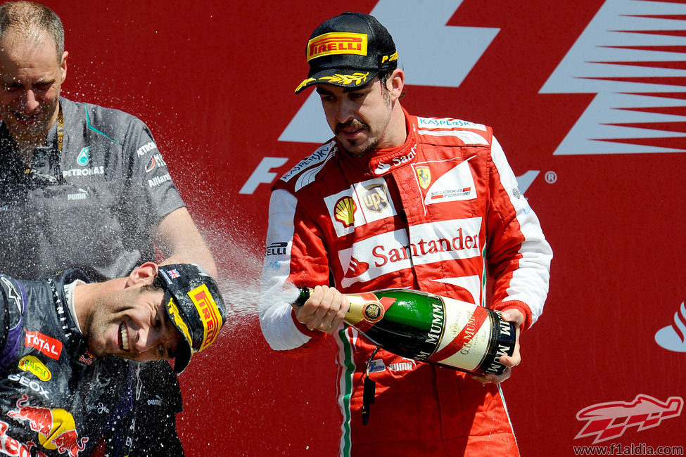 Fernando Alonso baña de champán a Mark Webber