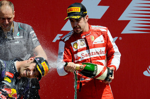 Fernando Alonso baña de champán a Mark Webber