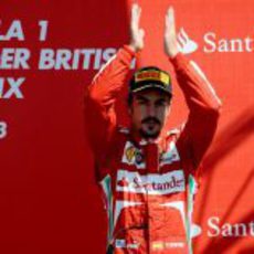 Fernando Alonso aplaude en el podio