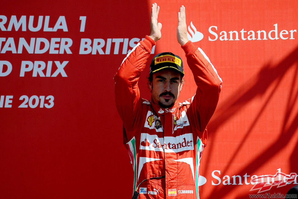 Fernando Alonso aplaude en el podio