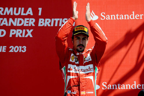 Fernando Alonso aplaude en el podio