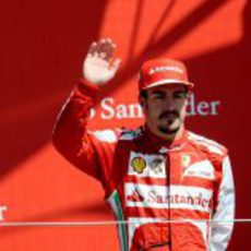 Fernando Alonso saluda desde el podio de Silverstone