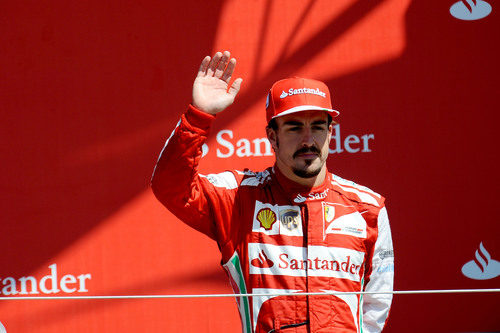 Fernando Alonso saluda desde el podio de Silverstone