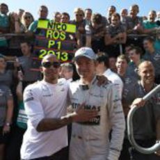 Lewis Hamilton y Nico Rosberg en la celebración de Mercedes